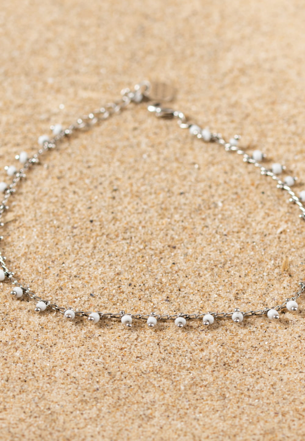 Bracelet de cheville en chaine argenté et perles blanc : Folk