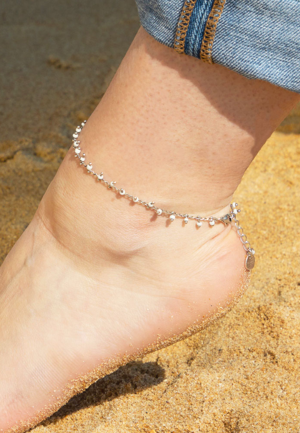 Bracelet de cheville en chaine argenté et perles blanc : Folk - Retour de  plage