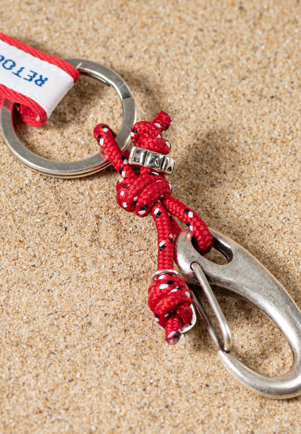 Porte clés mousqueton avec cordon rouge - Retour de plage