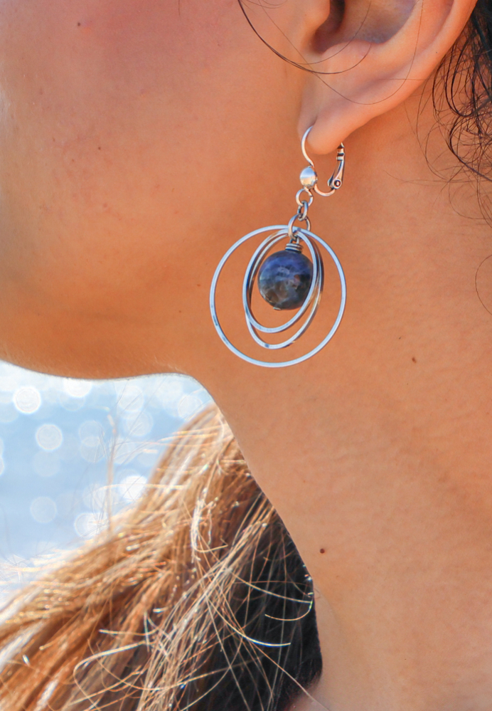 Boucles D'oreilles Fantaisie Argentées – Motif Trace De Patte Bleu Foncé – Neuf Sans Emballage