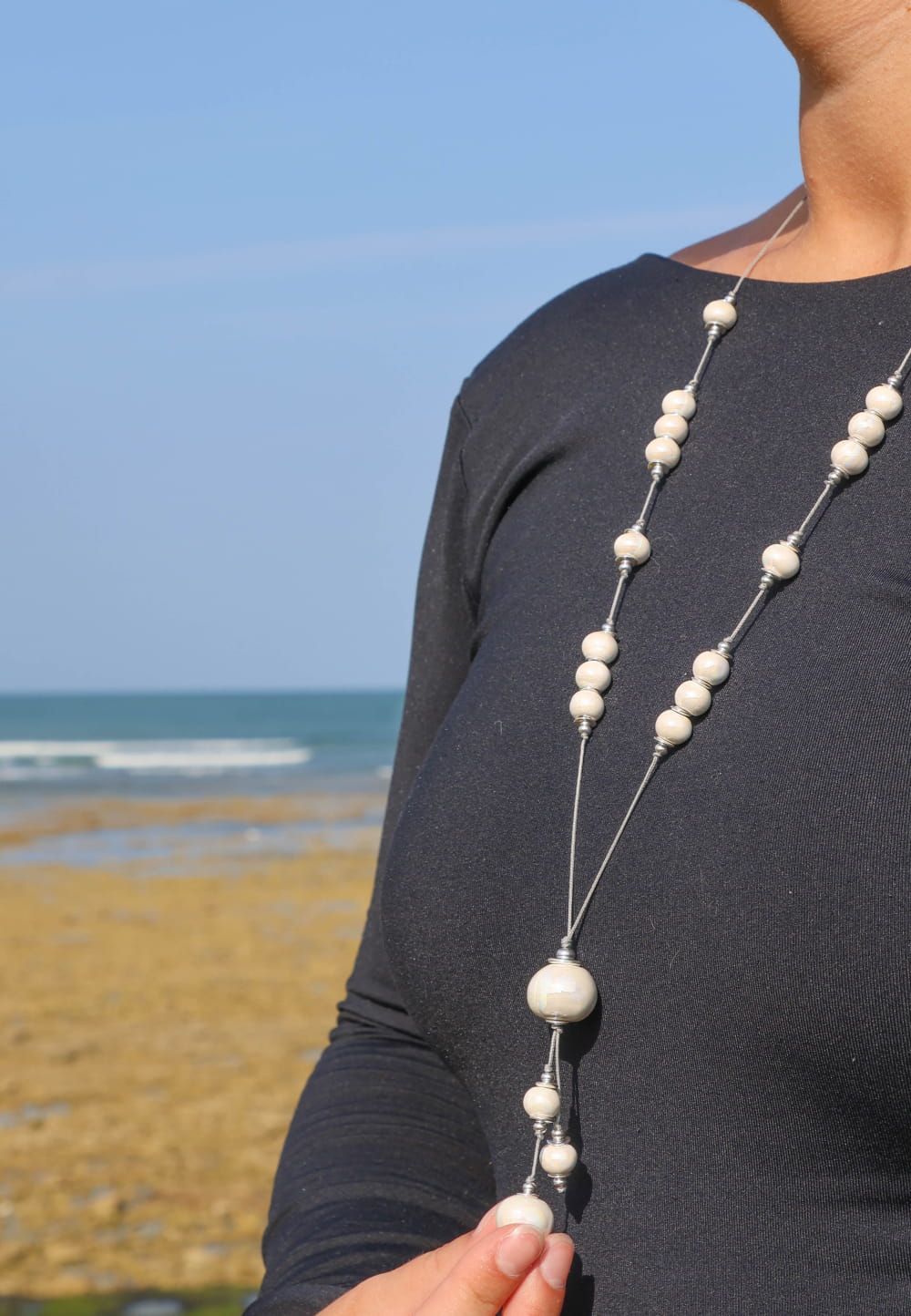 Collier Fantaisie En Métal Argenté Avec Perles En Céramique - Occasion En Bon état