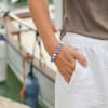 Bracelet en perle élastiqué. Bleu dur et blanc. fabrication artisanale et française