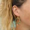 Boucles d'oreilles légères en métal doré et en perles vertes. Bijou fabriqué à la main sur l'île d'oléron.