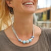 Collier Andernos en lin et avec des perles bleues en céramique. Fabrication française. 