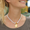 Collier Narbonne en cordon lin et blanc, avec un pendentif en forme de coquillage. Origine France Garantie.