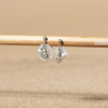 Découvrez les boucles d’oreilles Cybele, un bijou marin fabriqué en France sur l’Île d’Oléron par des monteuses qualifiées.