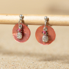 Découvrez les boucles d’oreilles Cybèle, un bijou marin fabriqué en France sur l’Île d’Oléron par des monteuses qualifiées.