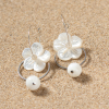 Découvrez les boucles d’oreilles Aloha, un bijou marin fabriqué en France sur l’Île d’Oléron par des monteuses qualifiées.