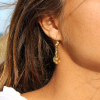 Découvrez les boucles d’oreilles Anglet, un bijou marin fabriqué en France sur l’Île d’Oléron par des monteuses qualifiées.
