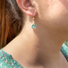 Découvrez les boucles d’oreilles Hortensia, un bijou marin fabriqué en France sur l’Île d’Oléron par des monteuses qualifiées.