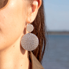 Découvrez les boucles d’oreilles Jody, un bijou marin fabriqué en France sur l’Île d’Oléron par des monteuses qualifiées.