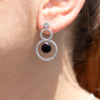 Découvrez les boucles d’oreilles Loéline, un bijou marin fabriqué en France sur l’Île d’Oléron par des monteuses qualifiées.