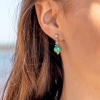 Découvrez les boucles d’oreilles Lustre, un bijou marin fabriqué en France sur l’Île d’Oléron par des monteuses qualifiées.