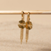 Découvrez les boucles d’oreilles Luxe, un bijou marin fabriqué en France sur l’Île d’Oléron par des monteuses qualifiées.
