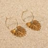 Découvrez les boucles d’oreilles Manaus, un bijou marin fabriqué en France sur l’Île d’Oléron par des monteuses qualifiées.