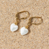 Découvrez les boucles d’oreilles Perrine, un bijou marin fabriqué en France sur l’Île d’Oléron par des monteuses qualifiées.