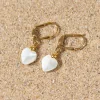 Découvrez les boucles d’oreilles Perrine, un bijou marin fabriqué en France sur l’Île d’Oléron par des monteuses qualifiées.