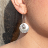 Découvrez les boucles d’oreilles Sonia, un bijou marin fabriqué en France sur l’Île d’Oléron par des monteuses qualifiées.