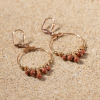 Découvrez les boucles d’oreilles Tribu, un bijou marin fabriqué en France sur l’Île d’Oléron par des monteuses qualifiées.