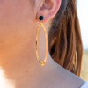 Découvrez les boucles d’oreilles Trouble, un bijou marin fabriqué en France sur l’Île d’Oléron par des monteuses qualifiées.