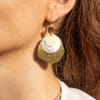 Découvrez les boucles d’oreilles Viviane, un bijou marin fabriqué en France sur l’Île d’Oléron par des monteuses qualifiées.