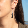 Découvrez les boucles d’oreilles Faucon, un bijou marin fabriqué en France sur l’Île d’Oléron par des monteuses qualifiées.