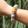 Découvrez le bracelet Coco, un bijou marin fabriqué en France sur l’Île d’Oléron par des monteuses qualifiées.
