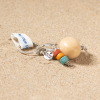 Retour de plage propose des bijoux fantaisie fabriqués avec des matériaux de qualité : céramique, lin, perles de verre, hématite, quartz, amazonite, perles de rivière, nacre, perle de jade, lapis lazuli, perles de culture, pierre de sable, etc.