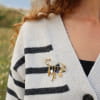 Broche Méditerranée dorée à l’or fin et perle bleu marine, bijou artisanal français élégant.