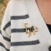 Broche Méditerranée dorée et perle bleu marine, création française inspirée de la mer.