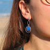Boucles d'oreilles Écu Retour de Plage en métal plaqué argent 999, composées de clous argentés, de trois anneaux de tailles variées et de pendentifs émaillés bleu marine – bijou artisanal fabriqué en France