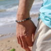 Bracelet homme Sparrow Retour de Plage en perles d'agate noire et de labradorite noire, rehaussées de perles en métal plaqué argent 999, monté sur élastique transparent – bijou artisanal fabriqué en France