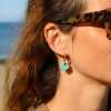 Boucles d'oreilles Marguerite Retour de Plage en métal doré avec fleur en céramique émeraude – bijou artisanal fabriqué en France