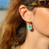 Boucles d'oreilles Marguerite portées – bijou en métal doré avec fleur céramique émeraude, fabrication artisanale française