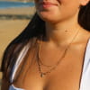 Détail du collier Popy avec chaînes dorées et perles multicolores en pierres naturelles, accompagné d'un pendentif poisson doré – création artisanale française élégante