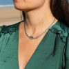 Collier Seignosse Retour de Plage en métal plaqué argent 999, orné d'un pendentif en forme de cauri, perles rondes et martelées en métal argenté, monté sur cordon bleu montana en coton – bijou artisanal fabriqué en France