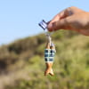 Porte-clefs Colin Retour de Plage en métal argenté avec perles bleues et multicolores – accessoire artisanal made in France