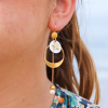 Découvrez les boucles d’oreilles Night, un bijou marin fabriqué en France sur l’Île d’Oléron par des monteuses qualifiées.