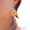 Les boucles d'oreilles Jaune en forme de fleur sont faites à la main dans de la céramique. Elles sont fabriquées et conçues en France sur l'Île d'Oléron.