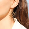 Découvrez les boucles d’oreilles Léa, un bijou marin fabriqué en France sur l’Île d’Oléron par des monteuses qualifiées.