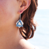 Les boucles d'oreilles Obtus sotn des boucles d'oreilles originales composées de pendentifs colorés de forme géométrique.