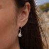 Boucles d'oreilles Riche : des boucles d'oreilles blanc et argent en perle de rivière et en perles à strass en métal plaqué argent 999.