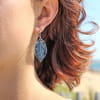 Découvrez les boucles d’oreilles Plumage, un bijou marin fabriqué en France sur l’Île d’Oléron par des monteuses qualifiées.