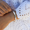 Le bracelet Costa est un bracelet élégant et raffiné composé de perles en coquillage, de perles en pierre verte et de perles en métal plaqué argent 999.