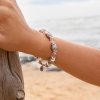 Bracelet Pétale : des perles en verre grises et roses qui sont liées entre elles par des rondelles et des boules en métal plaqué argent 999.