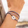 Bracelet Vent : une médaille de rose des vents agrémentée de 3 cordons bleu marine.