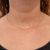 Le collier Solitaire est un collier fin et discret composé d'une perle en forme d'étoile ave des strass blanc, de perles en métal doré d'un flash d'or 24 carats et d'un câble en nylon et acier doré.