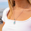 Le collier Oia est un collier coloré qui fait ressortir votre bronzage estival.