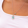 Le collier Oia est composé d'un pendentif poisson bleu turquoise et argenté, d'un pendentif en anneau ovale argenté, d'une perle en howlite bleu turquoise et d'une chaîne en métal en plaqué argent 999.