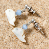 Découvrez les boucles d’oreilles Britany, un bijou marin fabriqué en France sur l’Île d’Oléron par des monteuses qualifiées.